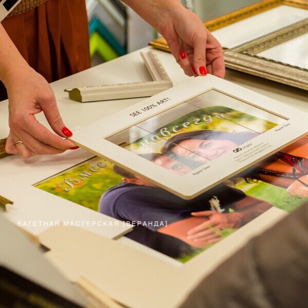 В центре - музейное стекло, справа и слева - обычное