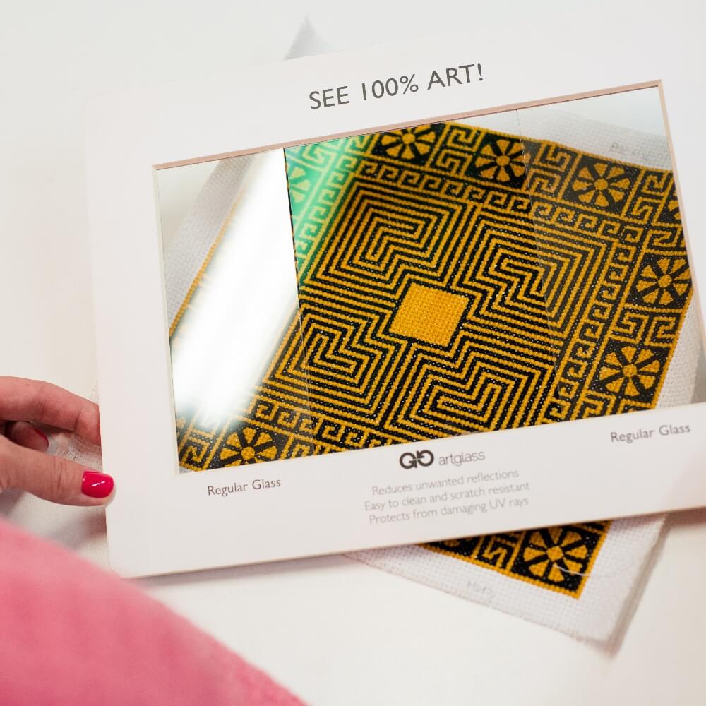 В центре - музейное стекло, справа и слева - обычное